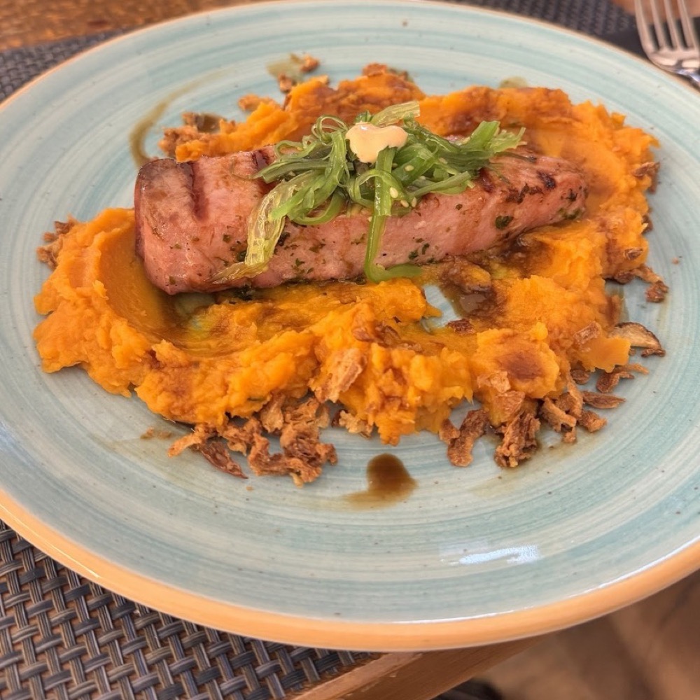 Carne sobre puré de boniato