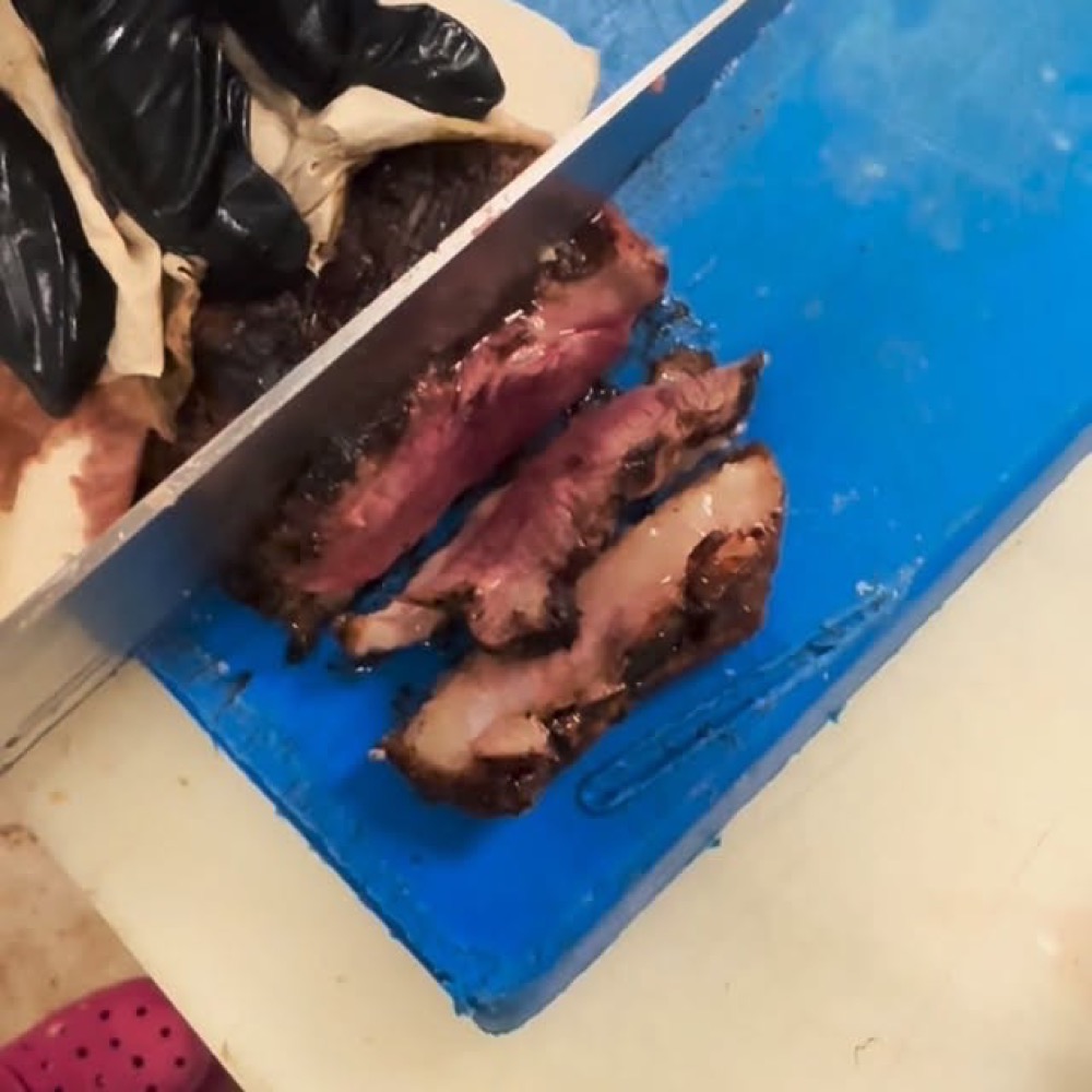 Carne al carbón cortada en láminas