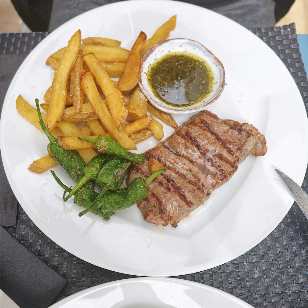 Carne a la brasa con patatas y pimientos