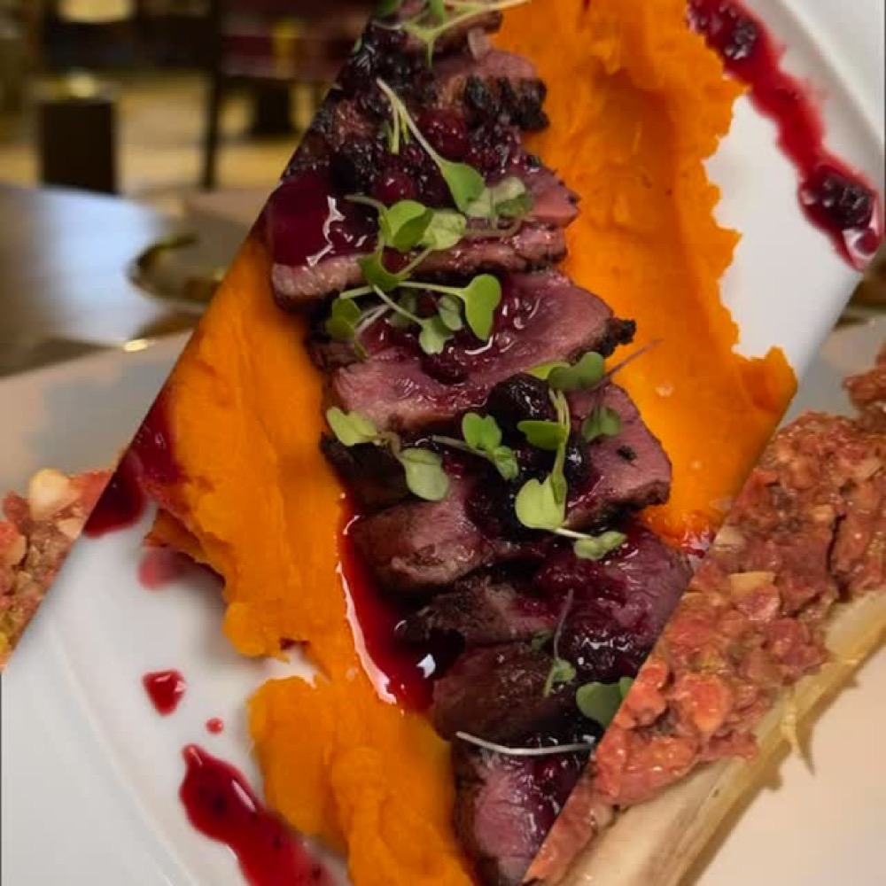 Carne en láminas con puré y frutos rojos